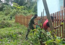 GELAR KARYA BHAKTI, SATGAS PAMTAS RI-PNG YONIF RAIDER 100/PS BERIKAN PERAWATAN LINGKUNGAN SEKITAR PUSKESMAS YAFFI