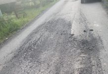 Pengaspalan Jalan di Desa Cahaya Maju Diduga di Kerjakan Asal Jadi