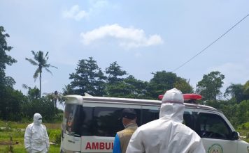 Kepala Puskesmas Pebayuran Tim Gugus Tugas Di Bantu LSM Kampak Mas RI Sigap Tangani Pasien Covid-19