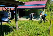 Bermodalkan Cangkul dan Sabit Personel Subdenpom XII/1-6 Putussibau Bersihkan Pemakaman Nasrani Sibau Hilir