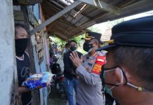 300 paket Sembako Dibagikan Kapolres Metro Bekasi di Desa Karang Raharja