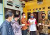 Sukseskan Program Vaksinasi, Camat Cabang Bungin Pasangi Stiker Rumah Warga Yang Sudah Divaksin