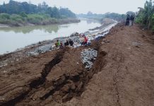 Warga Resah Kurang Maksimal Pengerjaan Tanggul Citarum Cabangbungin, Baru Satu Bulan Retak