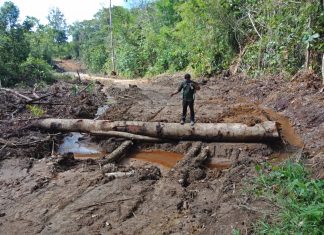 PEMBANGUNAN BADAN JALAN DI DESA ALAM PAKUAN TIDAK KUNJUNG SELESAI SAMPAI SAAT INI MASIH TERBENGKALAI
