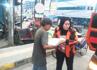 Bidang Peranan Wanita MPC PP Kabupaten Bekasi Bagikan Beras dan Nasi Kotak Ke Tukang Becak