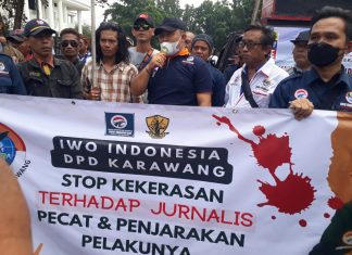 DPD IWO INDONESIA KARAWANG GELAR AKSI SOLIDARITAS DI KANTOR BUPATI BUNTUT PENGANIAYAAN 2 JURNALIS