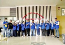 Ketua DPC Partai Demokrat mengunjungi pasien yang mengalami kanker tulang