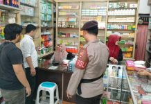 ATENSI KAPOLRES, SAT SAMAPTA DAN SAT NARKOBA POLRES BANYUASIN PERIKSA BEBERAPA APOTEK TENTANG BERDARNYA PENYAKIT GAGAL GINJAL AKUT
