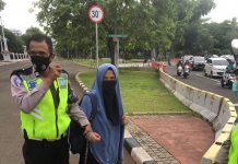 1 orang perempuan menerobos istana presiden Dengan membawa senpi jenis FN