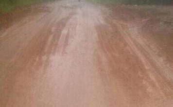 DIDUGA PEMERINTAH KAB LAHAT TUTUP MATA DAN TELINGA SEPANJANG JALAN DESA PETIKAL LAMA KEC KIMTIM HANCUR BERLUBANG DAN DIGENANGI AIR
