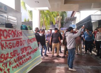 Forum Kajian Mahasiswa Lintas Makassar Melakukan Aksi Unjuk Rasa Di Kantor Samsat Makassar.