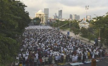 Penuh Khidmat Warga Muhammadiyah di Surabaya Gelar Sholat Idul Adha di Monumen Tugu Pahlawan