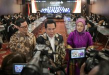 Ambu Anne Membuka acara pemilihan putri Otonomi Indonesia 2023.