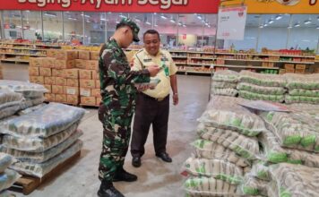 Babinsa Tipes Sidak Keamanan dan Sembako di Lotte Mart