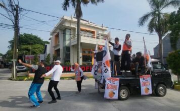 Seger Bener! Flashmob Kampanye Caleg PKS Teti Lestari di Cikarang Barat Bagikan Jeruk
