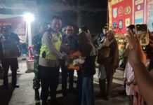 Tinjau Pos PAM Nataru Polsek Talang Kelapa, Pj Bupati Banyuasin Berikan Bantuan Paket Sembako