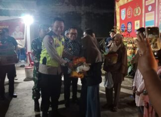 Tinjau Pos PAM Nataru Polsek Talang Kelapa, Pj Bupati Banyuasin Berikan Bantuan Paket Sembako