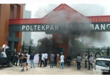 Puluhan Massa Koalisi Aktivis Sumsel Lakukan Penggembokan Pagar Poltekpar