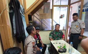 Serda Catur Komsos dengan Security Selipkan Pesan Jaga Kamtibmas