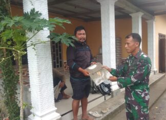 Sebagai kenang -kenangan, Satgas TMMD berikan Kaos loreng