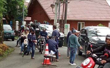 DI DUGA ADA PUNGLI DI LAKUKAN PETUGAS PENJAGA PINTU MASUK OBYEK WISATA GUNUNG DEMPO.