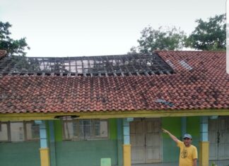 4 Ruang Kelas SMPN 2 Pangenan Ambruk,Siswa Belajar diruang Perpustakaan.
