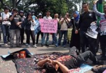 Sejumlah Organisasi Jurnalis Demo Penolakan Revisi UU Penyiaran Depan Gedung DPR