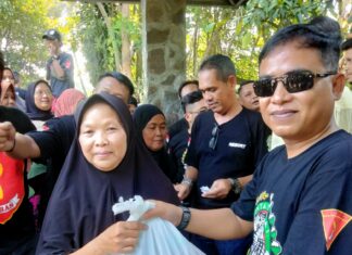 Gibas resort Cipaganti 142 Purwakarta dan Salah Satu Tokoh bagikan sembako kepada masyarakat Salam Jaya