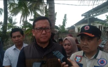 Pj Bupati Banyuasin Serahkan Bantuan Kepada Tiga Warga Korban Angin Puting Beliung