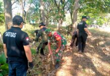 Babinsa Gotong Royong Bersihkan Lapangan, Wujudkan Desa Sehat dan Asri