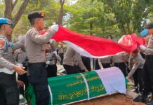Polda Sumsel Beri Penghargaan Terakhir atas Jasa Pengabdian Anggota Polri yang Meninggal Dunia