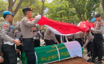 Polda Sumsel Beri Penghargaan Terakhir atas Jasa Pengabdian Anggota Polri yang Meninggal Dunia