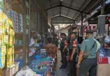 Danramil Ngrampal dan Anggota Babinsa Susur Pasar, Pantau Kestabilan Harga Sembako