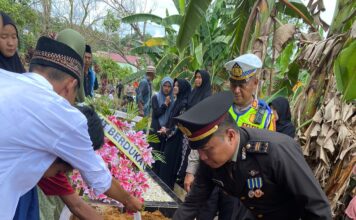Kabag SDM Polres Lahat Pimpin Upacara Pemakaman Anggotanya Almarhum Dewi Puspa Sari. SE
