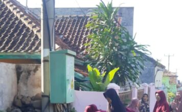 Warga Desa Susukan Kec. Cipicung Lakukan Aksi Bersih Bersih Jalan Desa