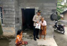 Kegiatan Kanit Binmas Polsek Medang Deras Memberikan Bantuan Sembako Kepada Warga Masarakat Kurang Mampu Melalui Program Jum,at Berkah ,