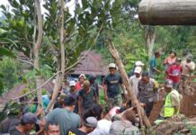 Bhabinkamtibmas dan TNI Evakuasi Dua Warga yang Tertimbun Longsor.