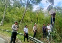 Kasat lantas Polres Pagar Alam Bersama Stakeholder Memasang Spanduk Himbauan dan Ganti Cermin Kaca Cembung di Tikungan Yang Rusak.