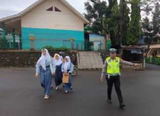 Satlantas Polres Pagar Alam Sigap Atur Lalu Lintas, Cegah Kecelakaan di Depan Sekolah
