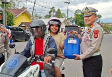 Polres Pagar Alam Berbagi Takjil Ramadhan,Kepada Masyarakat Pengguna Jalan.