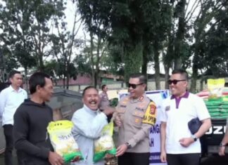 Program Pangan Murah Polri Disambut Antusias, Kapolres Pagaralam Turun Langsung Bagikan Beras