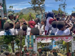 Binter Anak Papua Cerdas, Satgas Yonif 521/DY Bagikan Buku di Distrik Napua*