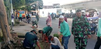 Koramil 418-01/Makrayu Gotong Royong Bersama Warga 30 Ilir Dukung Gerakan Nasional Indonesia Asri