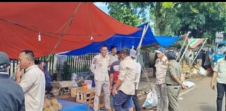 Sat Pol PP Pagar Alam Melakukan Penertiban Terhadap Pedagang Musiman.