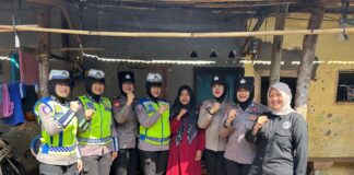 Polwan Polres Pagar Alam Peduli, Berikan Bantuan kepada Warga yang Kurang Mampu.