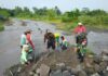 Demi Kelancaran Irigasi Pertanian, Babinsa Kamulan Dampingi Pembersihan Sungai Sodetan Kaliputih