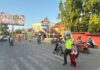 Satlantas Polres Pagar Alam Atur Lalu Lintas dan Bantu Pelajar Menyebrang.