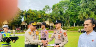 Kapolres Pagar Alam Berikan Piagam Penghargaan kepada Personel Berprestasi dan Berdedikasi
