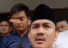 Saat persidangan Selesai Mantan Bupati Bekasi Ade Kunang Keluar,di Kedua Tangannya di borgol.
