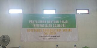 BUPATI BANGGAI LAUT TINGGALKAN LOKASI PEMBAGIAN BANSOS DI DESA MATANGA SETELAH SAMBUTAN DIPOTONG WARGA